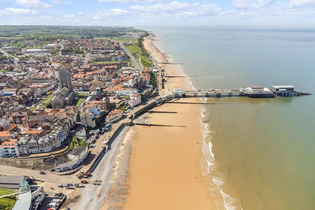 1-Bed Seaside Apartment With Parking Cromer Exteriér fotografie